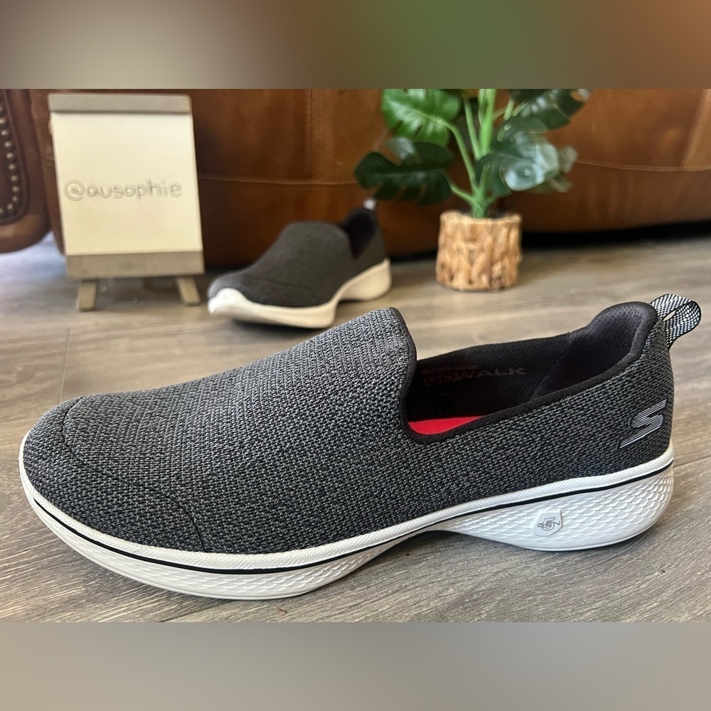 Skechers Performance Goga Max Go Walk Sneakers in Heather Grey. Size 8.5